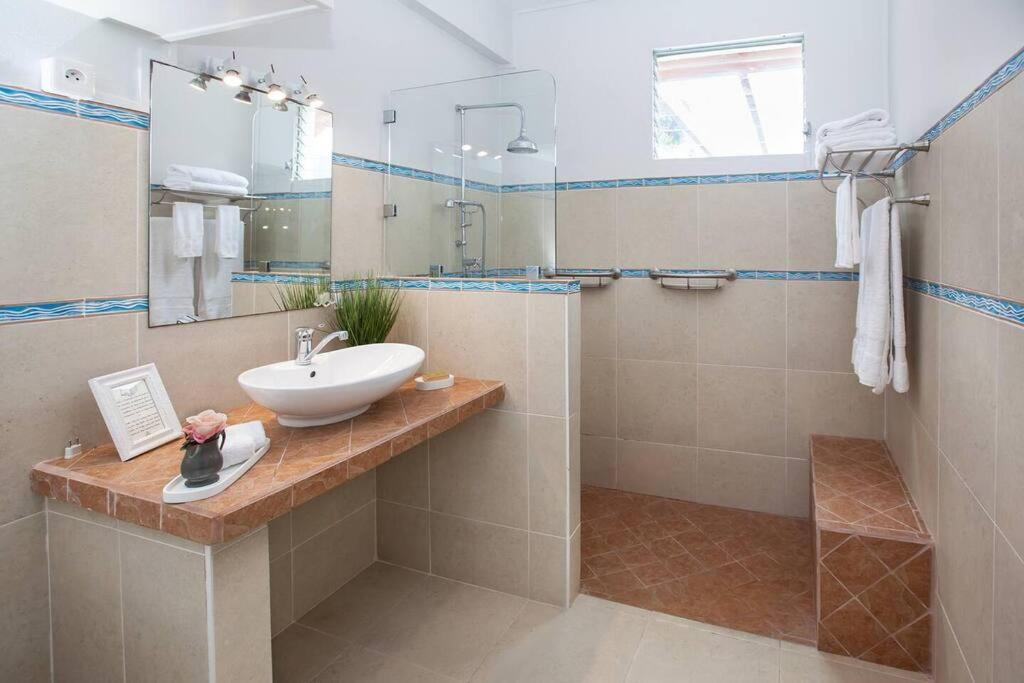 Villa "The Pretty Mermaid", Pool And Stunning Views 5 Min From Beach Десе Екстер'єр фото